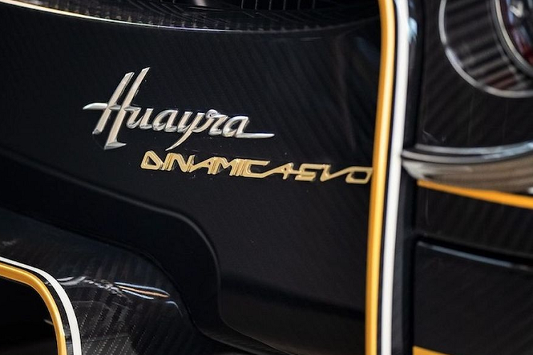 Bên trong xe, nội thất phong cách steampunk vẫn được giữ nguyên. Tuy nhiên, vô lăng đã được sơn cùng màu với ngoại thất của xe và lẫy chuyển số đã được ốp gỗ veneer cao cấp, mang đến cái nhìn ấn tượng và sang trọng hơn cho xe. Ghế xô cũng được trang trí bằng các miếng đệm da đen có các điểm nhấn màu xanh lá cây, trắng và đỏ.