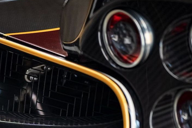 Pagani Huayra Dinamica Evo khoác trên mình “lớp áo” màu đỏ tía với sọc đua màu đen và các chi tiết bằng vàng làm điểm nhấn. Cánh mũi phía trước được sơn ba màu của quốc kỳ Ý. Xe được trang bị bộ mâm đa chấu, kiểu tua-bin được hoàn thiện bằng bạc. Ở phía sau, Pagani Huayra Dinamica Evo được trang bị cánh gió cố định cỡ lớn và bốn ống xả đậm chất thể thao.