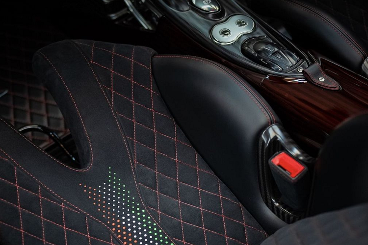 Theo đó, chiếc Pagani Huayra Dinamica Evo độc nhất vô nhị này dường như được phát triển dựa trên mẫu Huayra Roadster BC tập trung vào đường đua. Giống như mọi chiếc xe đã từng “lăn bánh” ra khỏi trụ sở chính của Pagani ở San Cesario sul Panaro, Ý, chiếc xe này đã được hoàn thiện ở mức hoàn hảo.