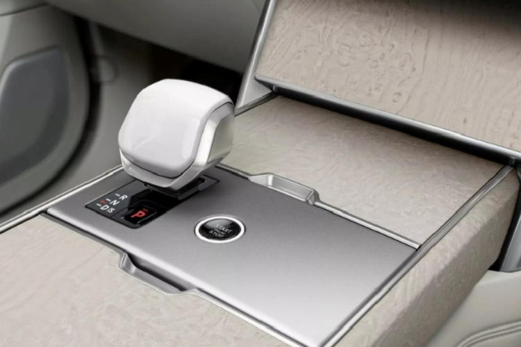 Range Rover 2024 cũng được ưu ái, bổ sung thêm nhiều tiện ích cao cấp bên trong khoang cabin như: hệ thống giải trí Pivi Pro mới nhất, màn hình giải trí trung tâm kích thước 13,1 inch có kết nối với trợ lý ảo Amazon Alexa.