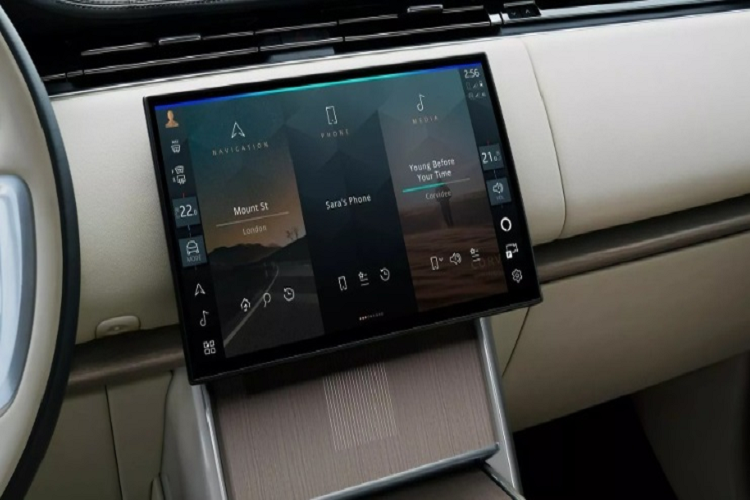 Về trang bị an toàn, xe được cung cấp thêm một số tính năng hỗ trợ lái tiên tiến như: hệ thống Country Road Assist giúp xe dễ dàng di chuyển trên những cung đường nhỏ hẹp. Hay hệ thống Dynamic Response Pro giúp xe giữ thăng bằng, ổn định khi vào cua.