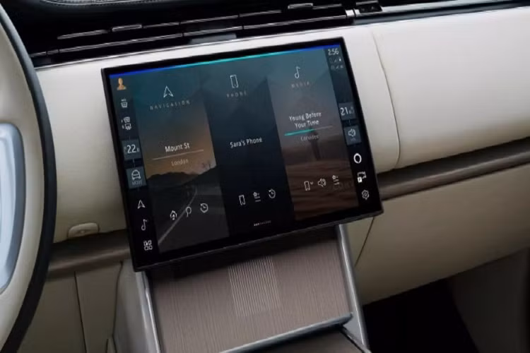 Về trang bị an toàn, xe được cung cấp thêm một số tính năng hỗ trợ lái tiên tiến như: hệ thống Country Road Assist giúp xe dễ dàng di chuyển trên những cung đường nhỏ hẹp. Hay hệ thống Dynamic Response Pro giúp xe giữ thăng bằng, ổn định khi vào cua.