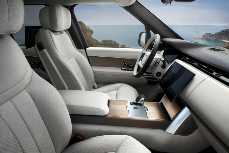 Bên cạnh đó, xe còn có tùy chọn động cơ mới thay thế cho P440e và P510e là P460e và P550e. Hai phiên bản đều đi kèm với motor điện mạnh 218 mã lực, cho phạm vi di chuyển thuần điện lên đến 120 km.