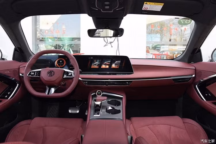 Về nội thất, MG7 2023 sở hữu cấu hình 5 chỗ ngồi. Không gian khoang cabin của xe trông rất hiện đại, sang trọng không thua gì những mẫu xe sang nước Đức với bảng đồng hồ LCD toàn phần 10,25 inch và màn hình điều khiển trung tâm 12,3 inch nổi bật trên taplo. 