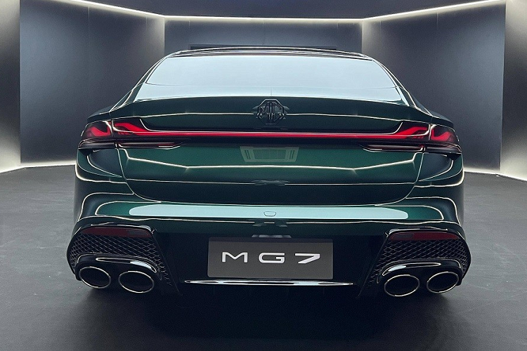 Ở phía sau, MG7 2023 được trang bị cụm đèn hậu LED nối liền, cánh gió đuôi nhỏ tích hợp vào nắp cốp sau và 4 ống xả hình bầu dục chia đều sang 2 bên. Phiên bản cao cấp nhất sẽ có thêm logo màu đen trên sườn xe, cánh gió đuôi chủ động.