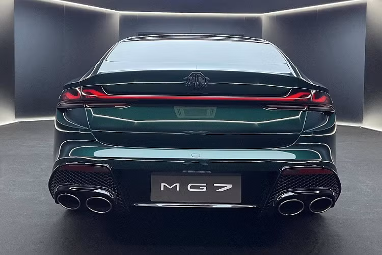 Ở phía sau, MG7 2023 được trang bị cụm đèn hậu LED nối liền, cánh gió đuôi nhỏ tích hợp vào nắp cốp sau và 4 ống xả hình bầu dục chia đều sang 2 bên. Phiên bản cao cấp nhất sẽ có thêm logo màu đen trên sườn xe, cánh gió đuôi chủ động.