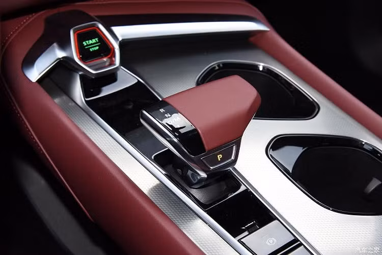 Trên phiên bản cao cấp, xe còn có hệ thống treo điều khiển điện tử điều chỉnh thông minh mCDC, chế độ siêu chơi X-Mode và hệ thống âm thanh vòm BOSE Centerpoint 14 loa, công nghệ âm thanh vòm SurroundStag.