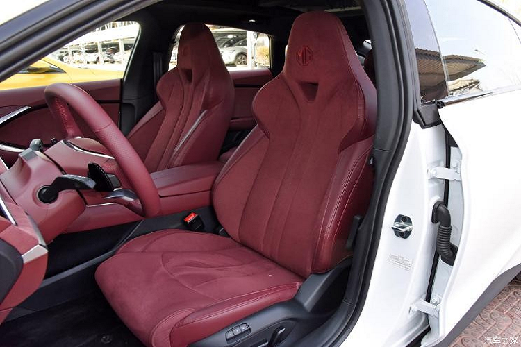 Chiếc sedan cỡ C này còn được trang bị vòm kính đóng mở Topload, hệ thống buồng lái thông minh Zebra Luoshen 8155, hỗ trợ lái thông minh cao cấp MG PILOT 2.0 và hệ thống âm thanh BOSE Premium 9 loa...