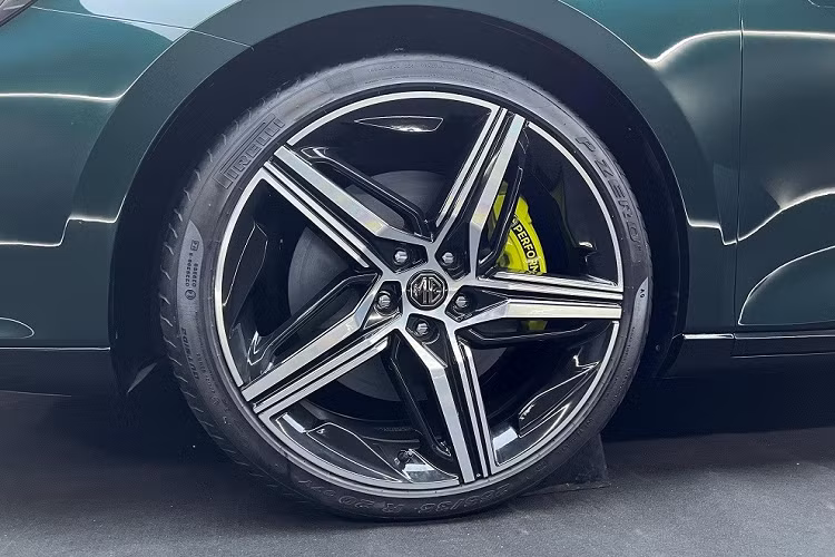 Về ngoại hình, MG7 có vóc dáng khoẻ khoắn, thể thao. Đầu xe gây ấn tượng với cụm đèn pha kiểu tam giác sắc cạnh được trang bị dải đèn LED đôi phía bên trong, đi kèm hốc thông gió hai bên yếm trước giúp tăng thêm phần thể thao. Tùy cấu hình mà xe sẽ được trang bị bộ mâm loại 18 inch hoặc 19 inch, kèm lốp 225/50 hoặc 245/40.