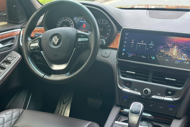 Điển hình như chiếc VinFast President trong bài viết này. Theo thông tin rao bán, chiếc VinFast President sản xuất năm 2021 này đã lăn bánh khoảng 25.000 km, một con số không đáng kể đối với một chiếc ô tô. Được biết, mức giá dành cho chiếc SUV này là 1,58 tỷ đồng.