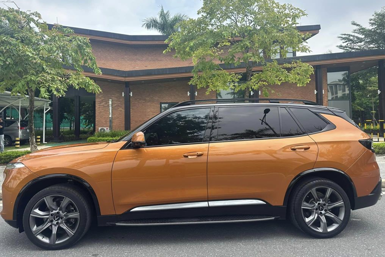 Xe SUV chủ tịch VinFast President chỉ được sản xuất với số lượng giới hạn 500 chiếc và nghiễm nhiên trở thành sản phẩm "flagship" của thương hiệu xe Việt. Hiện tại, VinFast President đã ngừng sản xuất. Những chiếc xe đang được rao bán hiện nay đều là xe đã qua sử dụng và so với mức giá hồi mở bán thì VinFast President “lướt” đang có giá bán “mềm” hơn rất nhiều.