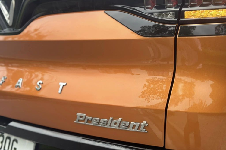 VinFast President thuộc phân khúc SUV cỡ lớn với các số đo dài, rộng, cao lần lượt 5.146 x 1.987 x 1.760 (mm), chiều dài cơ sở ở mức 3.133 mm. Ngoại thất trang bị lưới tản nhiệt hình mắt cáo, hốc hút gió trên nắp ca-pô và 4 ống xả phía sau, mâm xe đa chấu kích thước 20 inch.