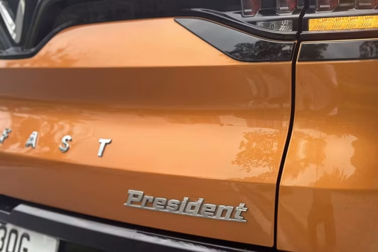 VinFast President thuộc phân khúc SUV cỡ lớn với các số đo dài, rộng, cao lần lượt 5.146 x 1.987 x 1.760 (mm), chiều dài cơ sở ở mức 3.133 mm. Ngoại thất trang bị lưới tản nhiệt hình mắt cáo, hốc hút gió trên nắp ca-pô và 4 ống xả phía sau, mâm xe đa chấu kích thước 20 inch.