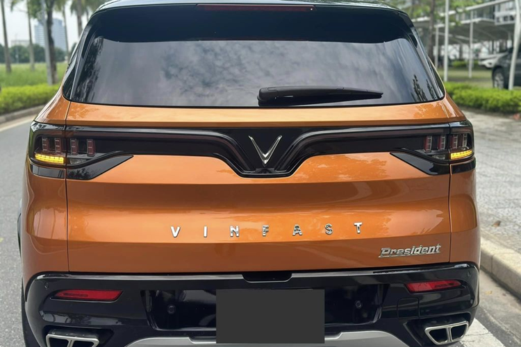 Ngoài ra, mẫu SUV mang thương hiệu Việt còn được trang bị nhiều tính năng hiện đại khác gồm đèn cảnh báo điểm mù gắn ở cột A, nút bấm khởi động, chìa khóa thông minh, phanh điện tử, hàng ghế đầu và hàng ghế thứ hai đều có chế độ làm mát, sưởi ấm và massage.