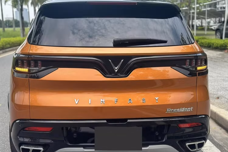 Ngoài ra, mẫu SUV mang thương hiệu Việt còn được trang bị nhiều tính năng hiện đại khác gồm đèn cảnh báo điểm mù gắn ở cột A, nút bấm khởi động, chìa khóa thông minh, phanh điện tử, hàng ghế đầu và hàng ghế thứ hai đều có chế độ làm mát, sưởi ấm và massage.