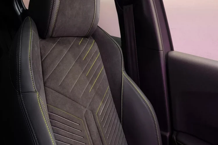 Động cơ này đã từng được Peugeot công bố vào đầu năm 2023 với 2 mức công suất. Phiên bản tiêu chuẩn sẽ trang bị động cơ điện 28 mã lực đi kèm động cơ xăng 1.2L 99 mã lực, trong khi phiên bản cao cấp hơn sẽ đi kèm với động cơ xăng 1.2L 134 mã lực. Cả hai động cơ này đều đi kèm hộp số tự động ly hợp kép 6 cấp.