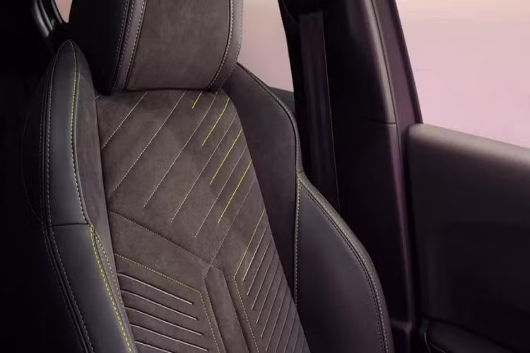 Động cơ này đã từng được Peugeot công bố vào đầu năm 2023 với 2 mức công suất. Phiên bản tiêu chuẩn sẽ trang bị động cơ điện 28 mã lực đi kèm động cơ xăng 1.2L 99 mã lực, trong khi phiên bản cao cấp hơn sẽ đi kèm với động cơ xăng 1.2L 134 mã lực. Cả hai động cơ này đều đi kèm hộp số tự động ly hợp kép 6 cấp.