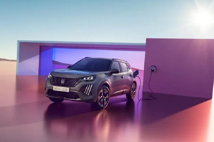 Chiếm hơn 70% doanh số của dòng xe 2008 tại Châu Âu trong năm 2022, vì vậy Peugeot e-2008 đã được nâng cấp bộ pin 54 kWh, từng trang bị trên mẫu hatchback e-308 và e-208. Điều này giúp phạm vi di chuyển của e-2008 tăng từ 344 km lên mức 406 km. Ngoài việc nâng cấp bộ pin, Peugeot e-2008 còn nâng công suất động cơ điện thêm 20 mã lực và đạt mức 154 mã lực.