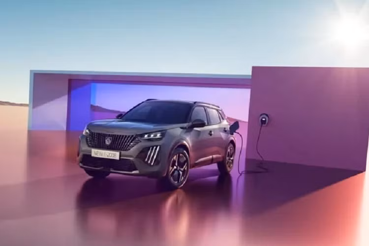 Chiếm hơn 70% doanh số của dòng xe 2008 tại Châu Âu trong năm 2022, vì vậy Peugeot e-2008 đã được nâng cấp bộ pin 54 kWh, từng trang bị trên mẫu hatchback e-308 và e-208. Điều này giúp phạm vi di chuyển của e-2008 tăng từ 344 km lên mức 406 km. Ngoài việc nâng cấp bộ pin, Peugeot e-2008 còn nâng công suất động cơ điện thêm 20 mã lực và đạt mức 154 mã lực.