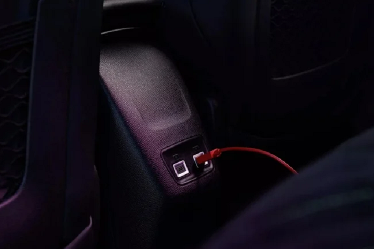 Trung tâm bảng táp lô được nâng cấp màn hình cảm ứng 10 inch, đi kèm những thay đổi trong hệ thống giải trí mới. Ngoài ra, Peugeot 2008 cũng được nâng cấp ứng dụng MyPeugeot hỗ trợ theo dõi các thông tin bảo dưỡng, lộ trình di chuyển và các chức năng điều kiển từ xa giữa xe và chủ nhân.