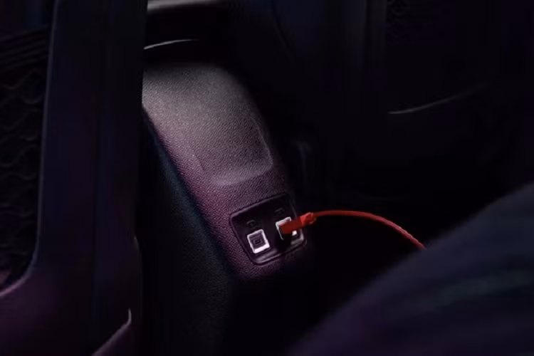 Trung tâm bảng táp lô được nâng cấp màn hình cảm ứng 10 inch, đi kèm những thay đổi trong hệ thống giải trí mới. Ngoài ra, Peugeot 2008 cũng được nâng cấp ứng dụng MyPeugeot hỗ trợ theo dõi các thông tin bảo dưỡng, lộ trình di chuyển và các chức năng điều kiển từ xa giữa xe và chủ nhân.