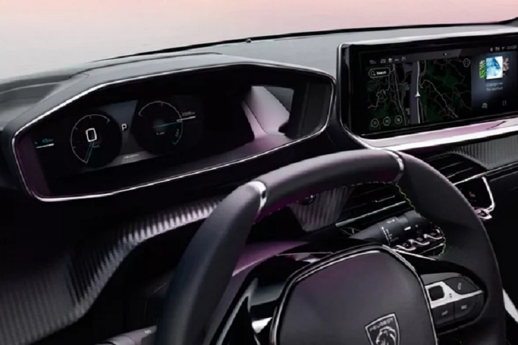 Bên trong nội thất của mẫu xe SUV Peugeot 2008 ít sự thay đổi hơn. Chủ yếu các loại vải bọc nội thất và cụm đồng hồ i-Cockpit 10 inch được thay đổi giao diện. Các phiên bản GT vẫn khác biệt với giao diện màn hình 3D.