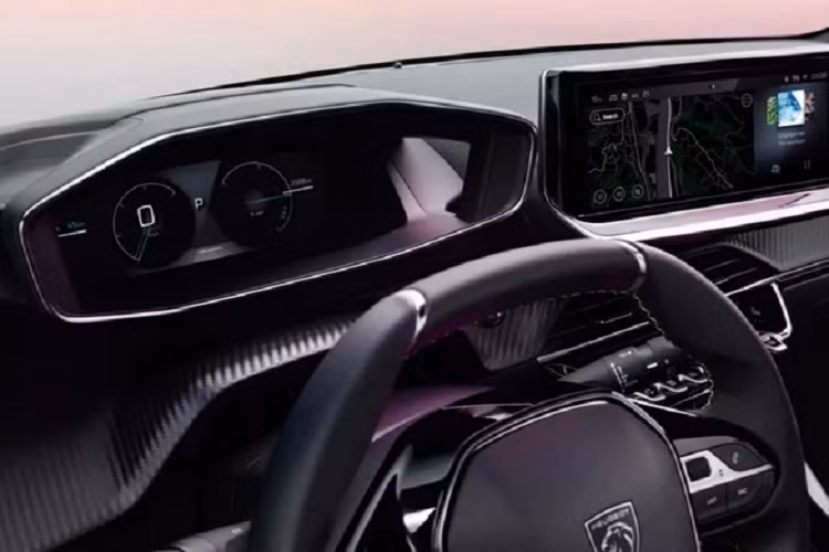 Bên trong nội thất của mẫu xe SUV Peugeot 2008 ít sự thay đổi hơn. Chủ yếu các loại vải bọc nội thất và cụm đồng hồ i-Cockpit 10 inch được thay đổi giao diện. Các phiên bản GT vẫn khác biệt với giao diện màn hình 3D.