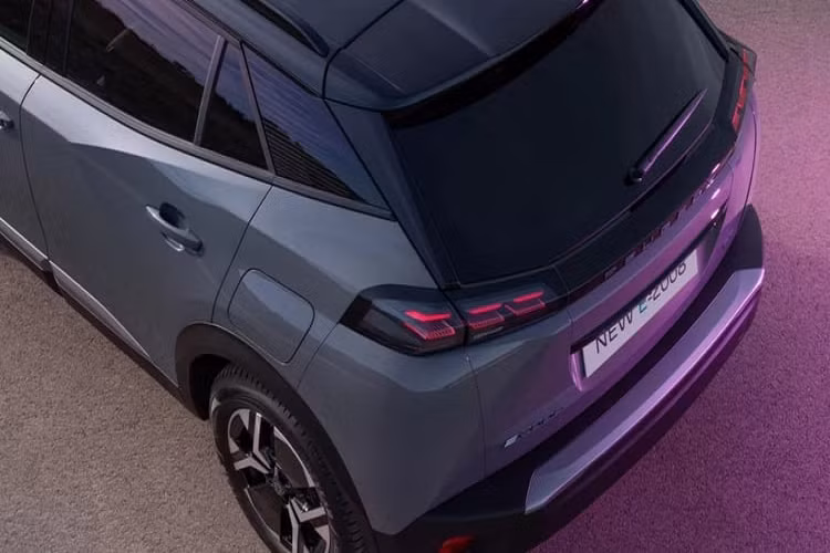 Điểm nhấn ngoại thất mới trên Peugeot 2008 chính là cụm lưới tản nhiệt mở rộng hơn, cùng với logo mới đặt tại trung tâm. Dải đèn LED ban ngày kiểu 3 dải sáng hình móng mèo được đặt hai bên cản trước thay vì tích hợp vào cụm đèn pha và 1 đường chạy trên cản như trước. Đèn hậu LED cũng được nâng cấp đồ họa LED nằm ngang mới.