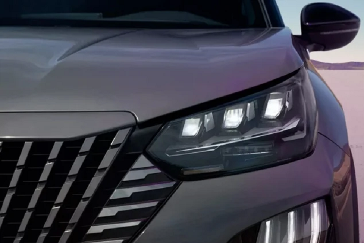 Nếu không thích động cơ lai hybrid và là fan của hộp số sàn, Peugeot vẫn trang bị tùy chọn động cơ PureTech 100 dung tích 1.2L cho công suất 99 mã lực, đi kèm hộp số sàn 6 cấp. Ngoài ra, còn có động cơ PureTech 130 dung tích 1.2L cho công suất 128 mã lực, đi kèm hộp số sàn 6 cấp hoặc hộp số tự động 8 cấp.