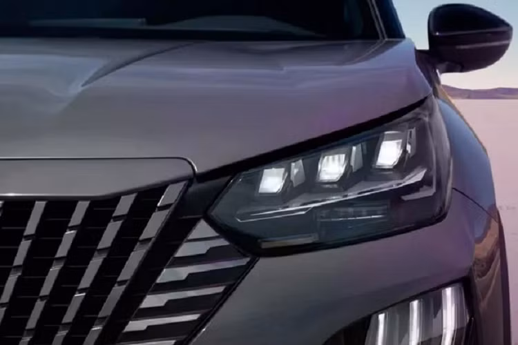 Nếu không thích động cơ lai hybrid và là fan của hộp số sàn, Peugeot vẫn trang bị tùy chọn động cơ PureTech 100 dung tích 1.2L cho công suất 99 mã lực, đi kèm hộp số sàn 6 cấp. Ngoài ra, còn có động cơ PureTech 130 dung tích 1.2L cho công suất 128 mã lực, đi kèm hộp số sàn 6 cấp hoặc hộp số tự động 8 cấp.