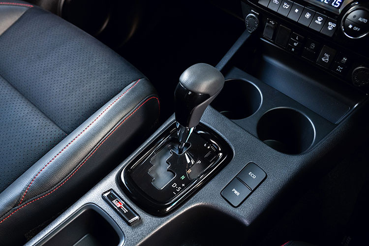 Hiện Toyota Vios đang được bán ở Thái Lan với 4 phiên bản và giá bán dao động từ 549.000 - 699.000 Baht (khoảng 363 - 462 triệu đồng). Tuy từng bị dính bê bối gian lận thử nghiệm an toàn của Daihatsu nhưng mẫu sedan hạng B này vẫn bán chạy như tôm tươi ở thị trường Thái Lan.