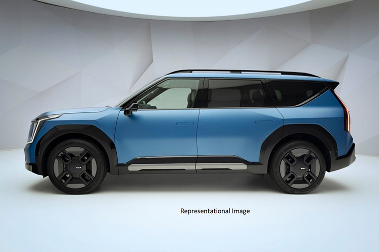 Để tạo sự khác biệt với Sonet và không giẫm chân lên đàn anh, mẫu xe SUV Kia Clavis sẽ được ra đời như mẫu xe "mua chơi" với thiết kế khỏe khoắn, vuông vức hơn. Khác với Kia Sonet, mẫu xe mới này sẽ được thiết kế theo phong cách đậm chất SUV hơn.