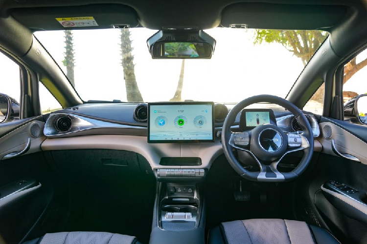 Bên trong BYD Dolphin là không gian nội thất 2 hàng ghế với 5 chỗ ngồi. Xe có nhiều chi tiết thiết kế đặc trưng của thương hiệu BYD như vô lăng 3 chấu vát đáy thể thao, các phím bấm như phím đàn piano và màn hình giải trí có thể xoay ngang hoặc dọc. Nằm cạnh dãy phím chức năng của xe chính là núm xoay để chuyển số. Ngoài ra, mẫu ôtô điện này còn được trang bị cửa gió điều hòa xoáy tròn và tay nắm cửa khá độc đáo.