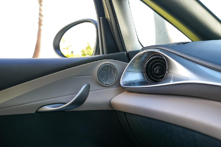 Theo đúng truyền thống của các mẫuô tô Trung Quốc, BYD Dolphin cũng có nhiều tính năng an toàn. Từ 6 túi khí, cảnh báo áp suất lốp, cân bằng điện tử, đèn pha thích ứng, cảnh báo phương tiện đến gần khi mở cửa, camera 360 độ, 2 cảm biến radar phía trước, 3 cảm biến radar phía sau, kiểm soát chân ga...