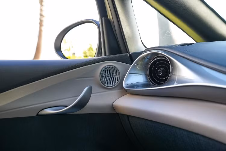 Theo đúng truyền thống của các mẫuô tô Trung Quốc, BYD Dolphin cũng có nhiều tính năng an toàn. Từ 6 túi khí, cảnh báo áp suất lốp, cân bằng điện tử, đèn pha thích ứng, cảnh báo phương tiện đến gần khi mở cửa, camera 360 độ, 2 cảm biến radar phía trước, 3 cảm biến radar phía sau, kiểm soát chân ga...