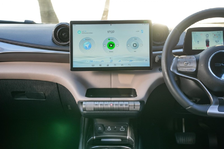 Trang bị nội thất tiêu chuẩn của xe gồm có vô lăng tích hợp nút cuộn/phím chức năng, bảng đồng hồ kỹ thuật số 5 inch, gương chiếu hậu tùy chỉnh, ghế bọc da tổng hợp, ghế lái chỉnh tay 6 hướng, ghế phụ lái chỉnh tay 4 hướng, tựa đầu/lưng ghế chỉnh độ cao, màn hình cảm ứng trung tâm 12,8 inch, hỗ trợ Apple CarPlay có dây, điều khiển bằng giọng nói...