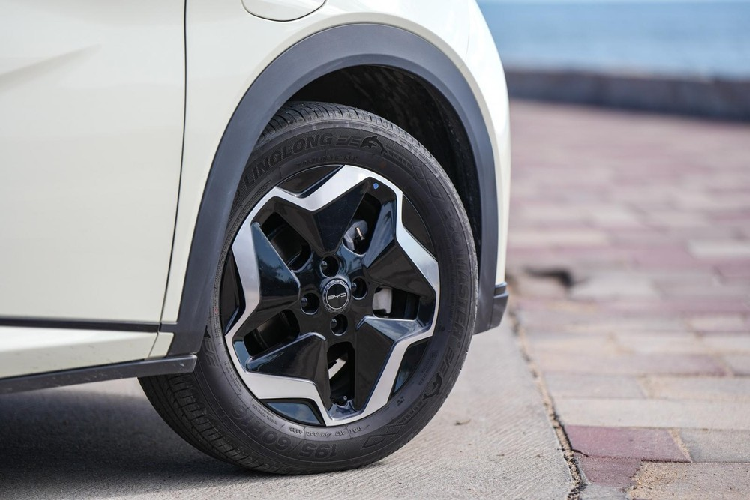 Xe sở hữu nắp ca-pô ngắn, cụm đèn pha to bản, lưới tản nhiệt hình thang ngược đóng kín, tay nắm cửa ẩn, đèn hậu vắt ngang cửa cốp và cản trước/sau có thiết kế giống nhau. Ở bản Standard Range, xe sở hữu đèn pha LED với tính năng chờ dẫn đường, đèn LED định vị ban ngày, đèn hậu LED, vành hợp kim 16 inch, lốp 195/60R16 và gương chiếu hậu chỉnh điện/gập điện/sấy kính. Trong khi đó, bản Extended Range dùng vành hợp kim 17 inch và lốp 205/50 R17.