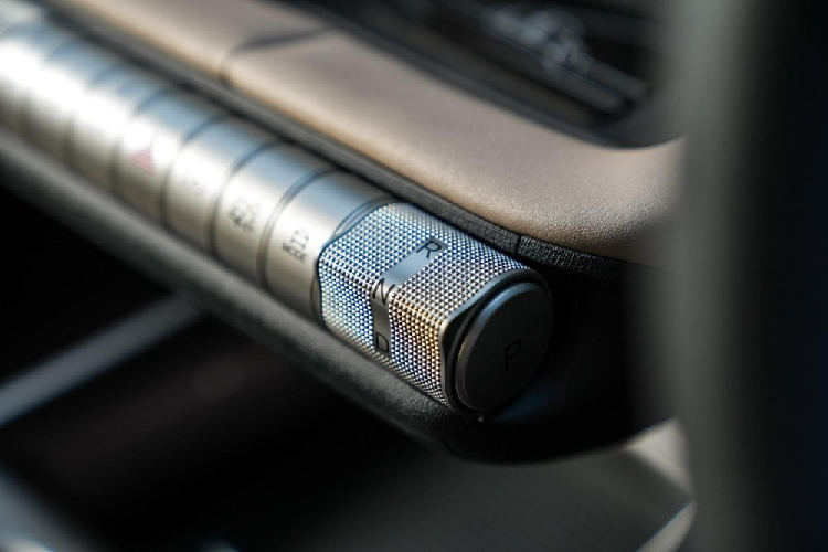 Không chỉ trang bị mà ngay cả hệ truyền động của BYD Dolphin cũng thay đổi theo phiên bản. Cụ thể, phiên bản Standard Range dùng mô-tơ điện mạnh 94 mã lực/180 Nm và pin BYD Blade Battery (LFP) 44,9 kWh. Theo chu trình thử nghiệm NEDC, phiên bản này có thể chạy được 410 km sau khi sạc pin. Phiên bản Standard Range có thể dùng sạc chậm AC 7 kW hoặc sạc nhanh DC 60 kW.