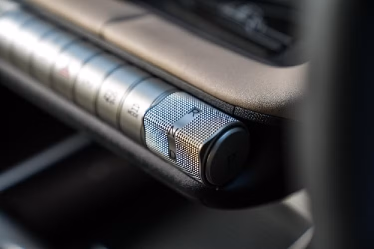 Không chỉ trang bị mà ngay cả hệ truyền động của BYD Dolphin cũng thay đổi theo phiên bản. Cụ thể, phiên bản Standard Range dùng mô-tơ điện mạnh 94 mã lực/180 Nm và pin BYD Blade Battery (LFP) 44,9 kWh. Theo chu trình thử nghiệm NEDC, phiên bản này có thể chạy được 410 km sau khi sạc pin. Phiên bản Standard Range có thể dùng sạc chậm AC 7 kW hoặc sạc nhanh DC 60 kW.