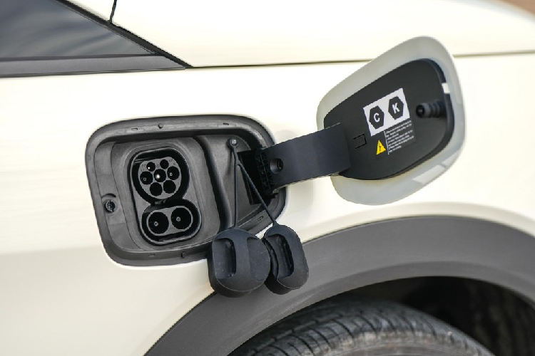 Không chỉ trang bị mà ngay cả hệ truyền động của BYD Dolphin cũng thay đổi theo phiên bản. Cụ thể, phiên bản Standard Range dùng mô-tơ điện mạnh 94 mã lực/180 Nm và pin BYD Blade Battery (LFP) 44,9 kWh. Theo chu trình thử nghiệm NEDC, phiên bản này có thể chạy được 410 km sau khi sạc pin. Phiên bản Standard Range có thể dùng sạc chậm AC 7 kW hoặc sạc nhanh DC 60 kW.