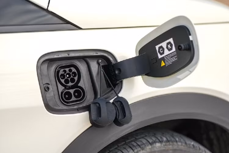 Không chỉ trang bị mà ngay cả hệ truyền động của BYD Dolphin cũng thay đổi theo phiên bản. Cụ thể, phiên bản Standard Range dùng mô-tơ điện mạnh 94 mã lực/180 Nm và pin BYD Blade Battery (LFP) 44,9 kWh. Theo chu trình thử nghiệm NEDC, phiên bản này có thể chạy được 410 km sau khi sạc pin. Phiên bản Standard Range có thể dùng sạc chậm AC 7 kW hoặc sạc nhanh DC 60 kW.