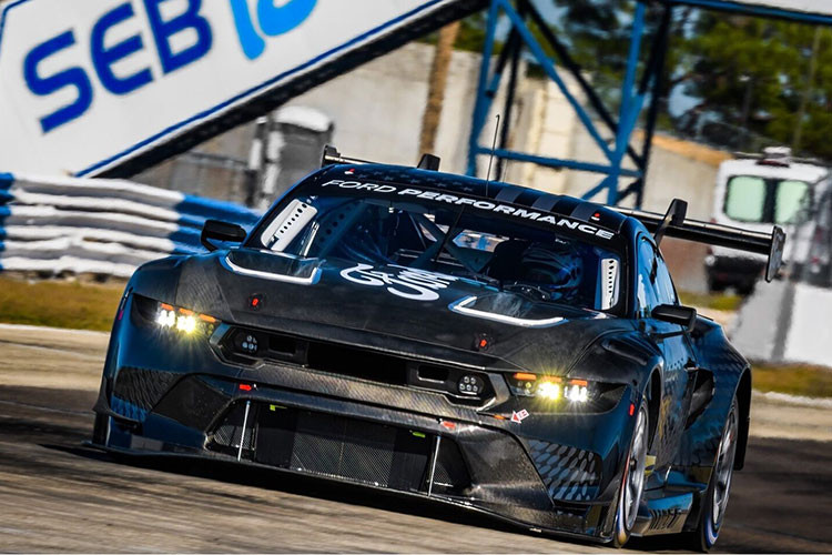 Bên cạnh đó, ông chủ Ford Jim Farley đã tweet một bức ảnh chiếc xe đua Mustang GT3 và hỏi liệu công ty có nên tạo ra một phiên bản hợp pháp trên đường hay không. Có thể biến thể này sẽ hướng đến đường đua nhiều hơn với các yếu tố như bộ chia phía trước lớn, cánh gió sau làm cao hơn...