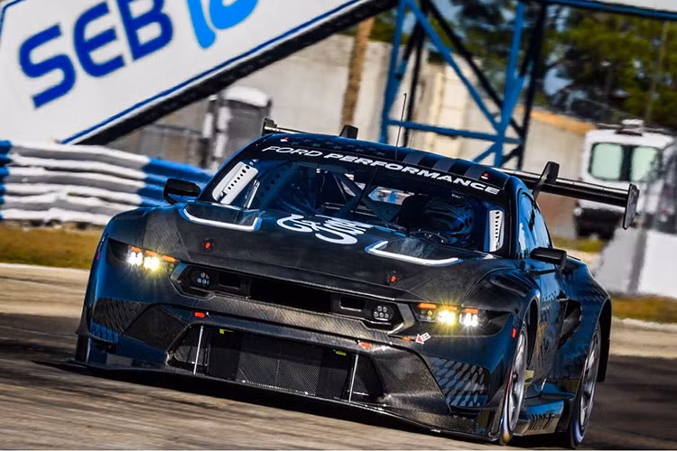 Bên cạnh đó, ông chủ Ford Jim Farley đã tweet một bức ảnh chiếc xe đua Mustang GT3 và hỏi liệu công ty có nên tạo ra một phiên bản hợp pháp trên đường hay không. Có thể biến thể này sẽ hướng đến đường đua nhiều hơn với các yếu tố như bộ chia phía trước lớn, cánh gió sau làm cao hơn...