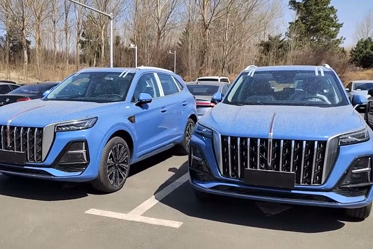 Hình ảnh được chia sẻ lên mạng xã hội cho thấy, chiếc SUV cỡ trung Hồng Kỳ HS5 2023 bị bắt gặp nằm trên xe cứu hộ không được trùm bạt, xe mang màu xanh và ngoại thất có nhiều thay đổi so với bản cũ.