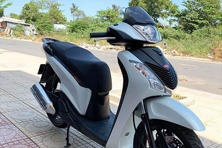 Tuy nhiên với giá rao bán chiếc Honda SH 11 năm tuổi tới 3,9 tỷ đồng, không ít người cho rằng đây là màn đẩy giá cho vui của các tay cò và sẽ không ai chấp nhận mức giá này cho 1 chiếc xe máy.