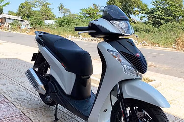 Tuy nhiên với giá rao bán chiếc Honda SH 11 năm tuổi tới 3,9 tỷ đồng, không ít người cho rằng đây là màn đẩy giá cho vui của các tay cò và sẽ không ai chấp nhận mức giá này cho 1 chiếc xe máy.