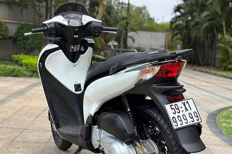 Việc 1 chiếc xe máy mang trong mình 3 loại biển VIP là tam hoa, tứ quý và ngũ quý rất hiếm gặp nên thường có giá trị rất cao, mà nó còn thuộc xe Honda SH nhập Ý, giá trị phải nhân 2 hoặc 3 lần.