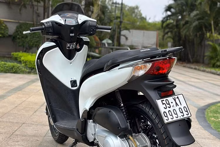 Việc 1 chiếc xe máy mang trong mình 3 loại biển VIP là tam hoa, tứ quý và ngũ quý rất hiếm gặp nên thường có giá trị rất cao, mà nó còn thuộc xe Honda SH nhập Ý, giá trị phải nhân 2 hoặc 3 lần.