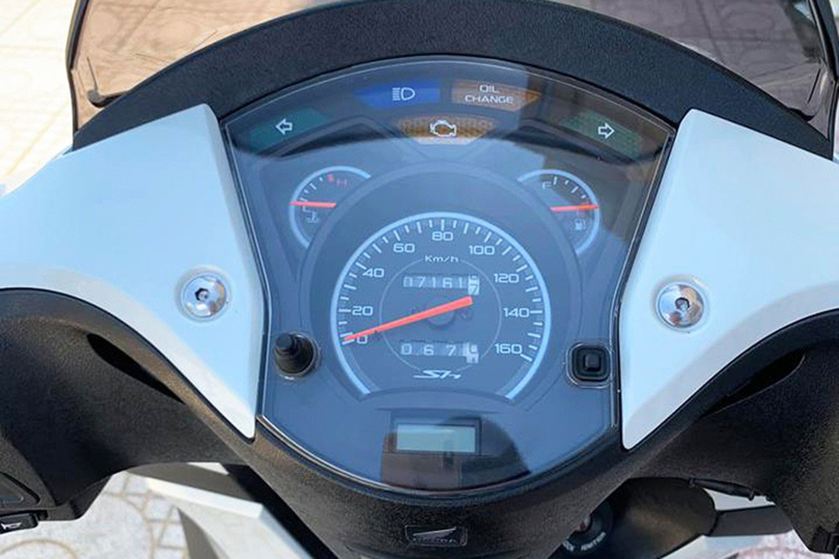 Theo giới chơi xe, việc số máy của xe Honda SH này là 1113333, trong đó, có 3 con số 1 xếp liền kề hàng đầu tiên, mang ý tam hoa nhất, hay 3 cây gậy giống câu tục ngũ "1 cây làm chẳng nên non 3 cây chụm lại nên hòn núi cao". Cuối cùng là tứ quý 3.