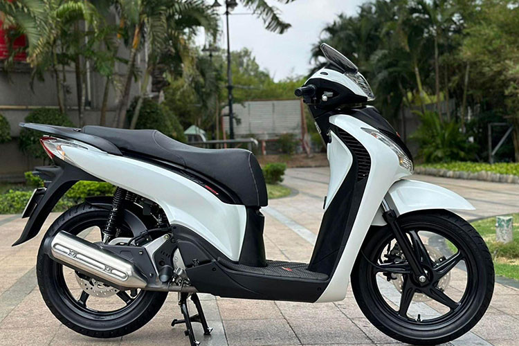 Bên cạnh đó, ngoại hình của chiếc xe Honda SH 2012 nhập Ý này vẫn còn khá mới do lăn bánh chưa đến 9.000 km. Theo những dân chơi xe máy, chiếc SH này đang ở trạng thái nguyên bản, chưa thay bất cứ trang bị gì.